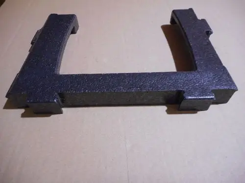 Schwarze, rechteckige Blende von Remeha mit einer rauen Oberfläche. Sie hat vier Ecken und ist aus einem stabilen Material gefertigt.